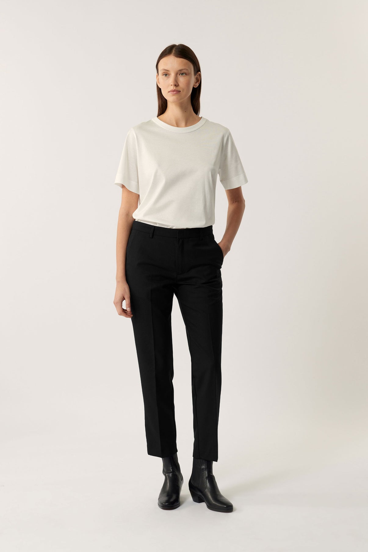 BASIC WHITE TEE-SHIRT vue 3